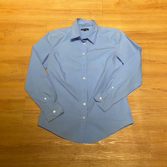 GAP Tops - Women’s long sleeve Gap button down shirt